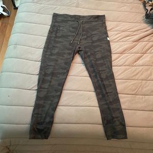 Vuori Daily Legging Green Camo XL